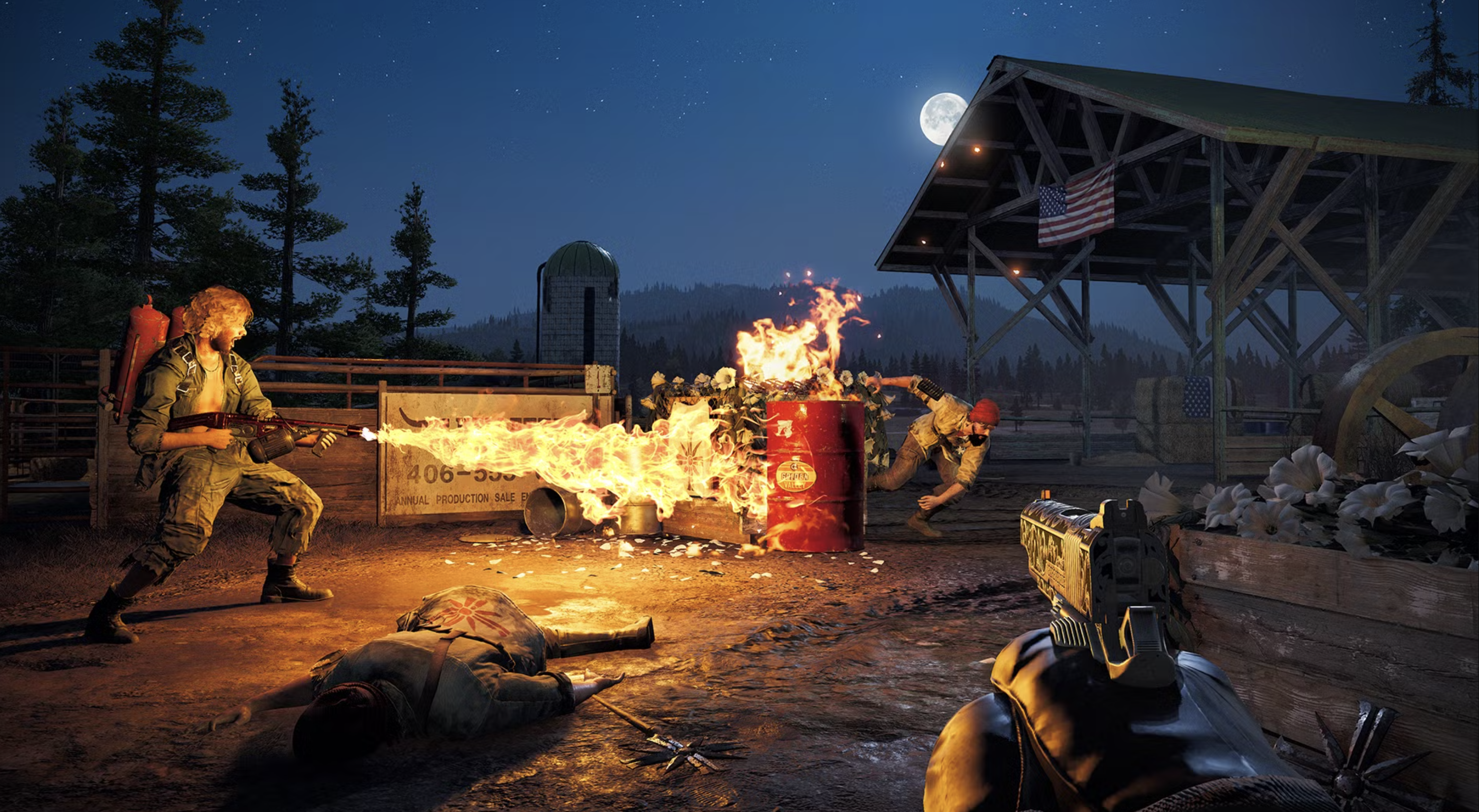 Capture d’écran tirée du jeu Far Cry 5, représentant une scène de combat nocturne en vue à la première personne, dans un décor rural américain. À gauche, un personnage blond vêtu d’une combinaison verte manipule un lance-flammes, projetant un puissant jet de feu vers un groupe d’ennemis situés derrière un baril rouge enflammé, marqué du symbole de matière inflammable. Un homme en chemise à carreaux et bonnet rouge est projeté en arrière sous l’impact, tandis qu’un autre corps gît déjà au sol, touché. À droite de l’image, le joueur tient un pistolet semi-automatique orné de gravures, en position de tir. L’environnement est une ferme ou un ranch en pleine nuit, éclairé par la lune et le feu : on distingue un hangar en bois décoré d’un drapeau américain, des ballots de foin, des bacs de fleurs blanches, et une forêt de conifères en arrière-plan. La scène met en avant l’action explosive typique de Far Cry 5, avec une forte composante de résistance armée contre une milice extrémiste dans un Montana fictif. L’atmosphère contraste entre calme nocturne et violence incendiaire, soulignant la tension constante qui règne dans le jeu.