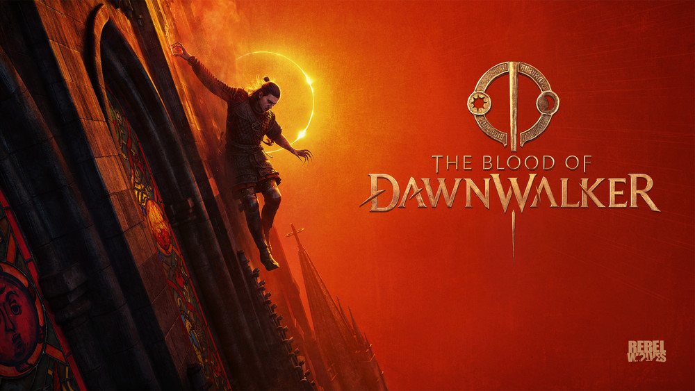 Visuel de The Blood of Dawnwalker baigné de lumière rouge orangée : un homme en tenue sombre descend le long de la façade d’un édifice gothique devant une éclipse solaire. Le logo du jeu apparaît à droite, avec celui du studio Rebel Wolves en bas.