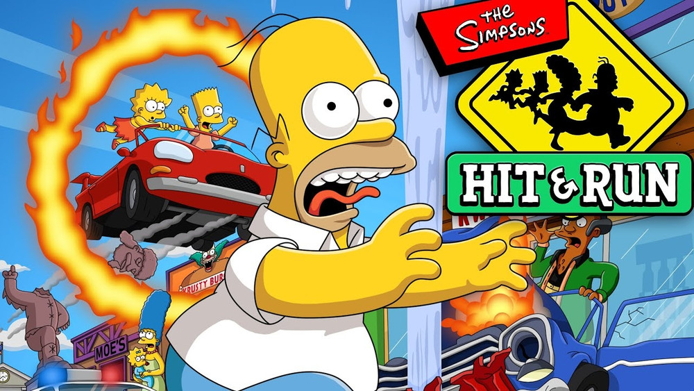 Illustration promotionnelle du jeu The Simpsons: Hit & Run montrant Homer Simpson au premier plan avec une expression paniquée, tandis que Bart et Lisa conduisent une voiture rouge sautant à travers un cercle de feu. En arrière-plan, Marge et Maggie sont visibles près de Moe’s Tavern et d’autres bâtiments de Springfield, avec des voitures accidentées et des explosions, dans le style cartoon typique des Simpson.