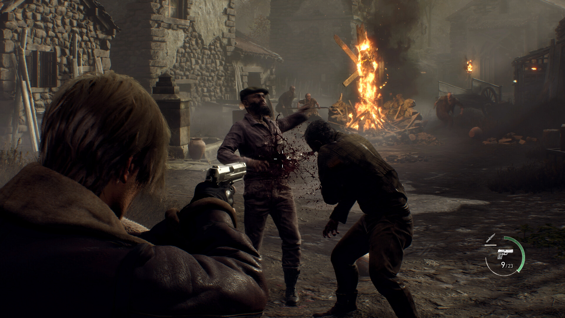 Capture d’écran du jeu Resident Evil 4 Remake montrant le protagoniste Leon S. Kennedy en train de tirer avec un pistolet sur deux villageois hostiles. L’un des ennemis est atteint en pleine poitrine, avec du sang giclant de l’impact, tandis que l’autre se penche vers l’avant. La scène se déroule dans un village rural délabré à l’ambiance sombre et brumeuse, avec des maisons en pierre et une grande pile de bois en flammes à l’arrière-plan. D’autres ennemis approchent au loin, renforçant l’atmosphère oppressante et tendue typique de la série. Ce visuel met en avant l’action intense et la violence caractéristique du survival horror, avec des graphismes réalistes et une mise en scène cinématographique.