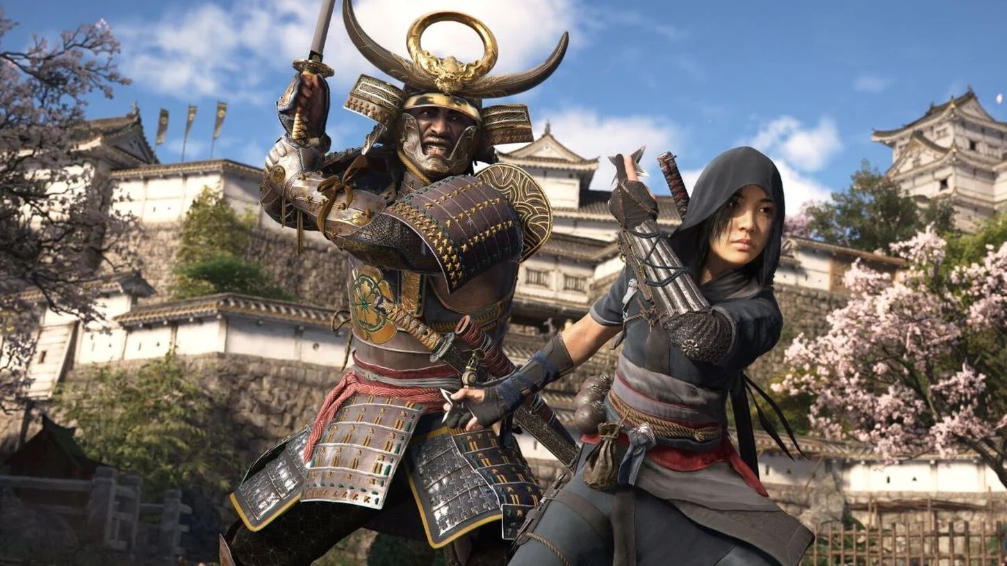 Illustration dynamique montrant deux personnages dans un décor inspiré du Japon féodal. À gauche, un samouraï imposant portant une armure traditionnelle richement ornée de motifs dorés et des détails gravés. Il arbore un casque élaboré avec des cornes recourbées et un emblème doré au sommet. Le samouraï brandit un katana d'une main avec une expression déterminée, prêt à combattre. À sa droite, une femme ninja au visage concentré, vêtue d'une tenue sombre avec une capuche et des protections en cuir, dégage une aura de furtivité et d'agilité. Elle tient une petite lame dans une posture de combat, prête à agir. L'arrière-plan présente un château japonais traditionnel entouré de murs de pierre, de toits en tuiles blanches et de bannières qui flottent au vent, probablement un décor inspiré d'un château historique comme Himeji. Des cerisiers en fleurs ajoutent des touches de rose et renforcent l'atmosphère culturelle et visuellement riche de la scène. Le ciel bleu et les arbres environnants évoquent une journée calme, contrastant avec l'action intense au premier plan. Une scène captivante mêlant tradition, combat et esthétique japonaise.