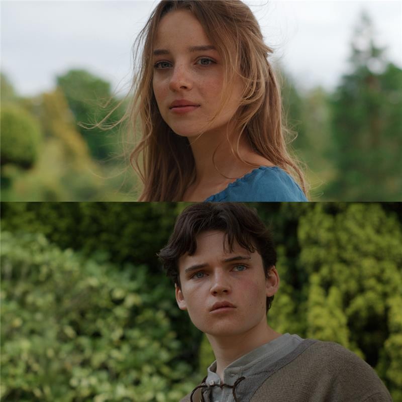 Montage de deux portraits de style cinématographique présentant des personnages dans un environnement naturel, évoquant un univers médiéval-fantastique. Dans la partie supérieure de l’image, une jeune femme au teint clair et aux longs cheveux châtains clairs légèrement ondulés regarde calmement en direction de la caméra. Elle porte une robe simple en tissu bleu, à l'encolure douce, et se tient devant un arrière-plan flou de feuillages et de végétation verdoyante, avec une lumière naturelle douce. Son expression est sereine et mélancolique. Dans la moitié inférieure de l’image, un jeune homme à la chevelure brune et courte, à la peau claire et au regard intense, regarde hors champ d’un air inquiet ou intrigué. Il est vêtu d’une tunique grise avec un col lacé et d’un manteau brun plus rustique, évoquant une tenue d'époque. Il se trouve également dans un décor extérieur, encadré par une végétation dense en arrière-plan. Les couleurs naturelles, la composition symétrique et le style vestimentaire suggèrent une adaptation ou une fiction inspirée de l’univers des contes ou de la fantasy, possiblement une production liée à un jeu vidéo ou à une série inspirée d’un univers vidéoludique.