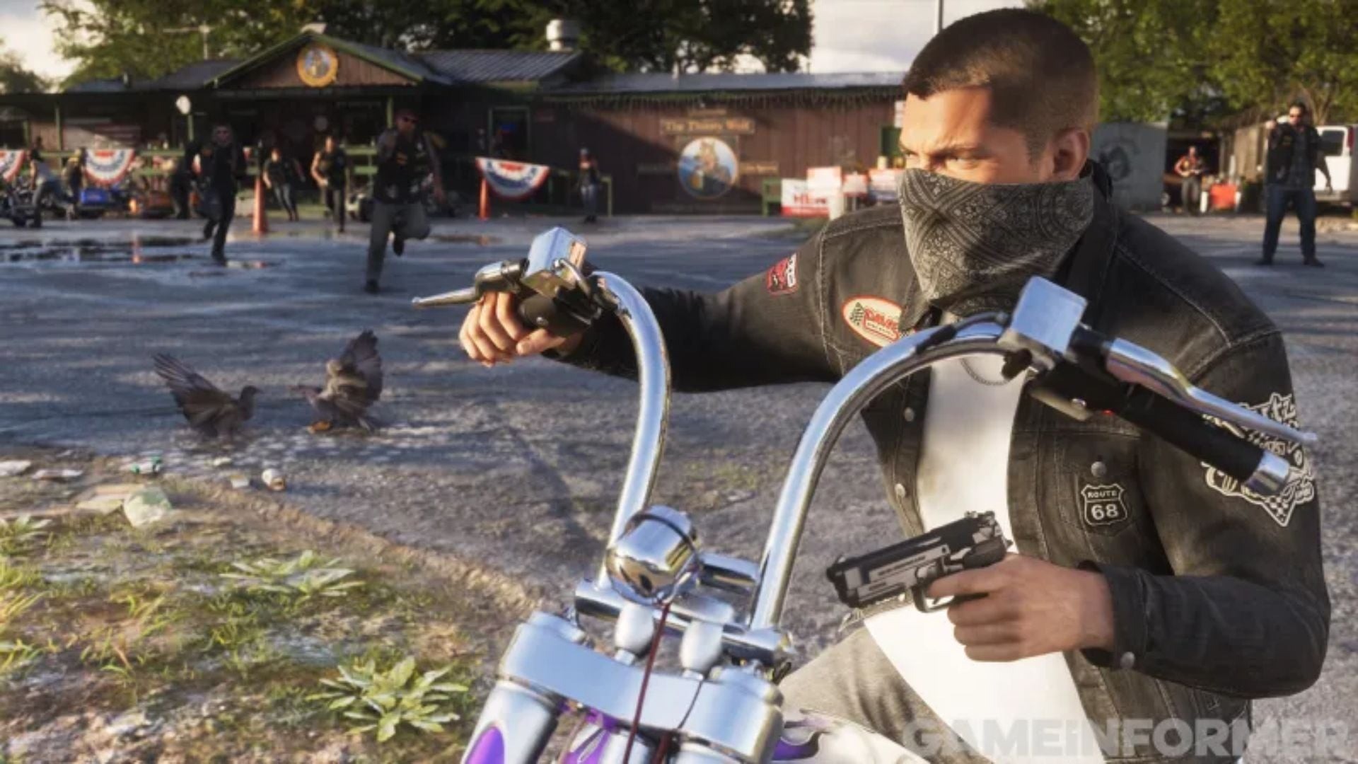 Capture de jeu montrant un homme barbu et tatoué en tenue de biker, bras croisés, accompagné d’une femme vêtue de noir dans un bar éclairé par des néons rouges et verts. D’autres clients jouent au billard en arrière-plan.