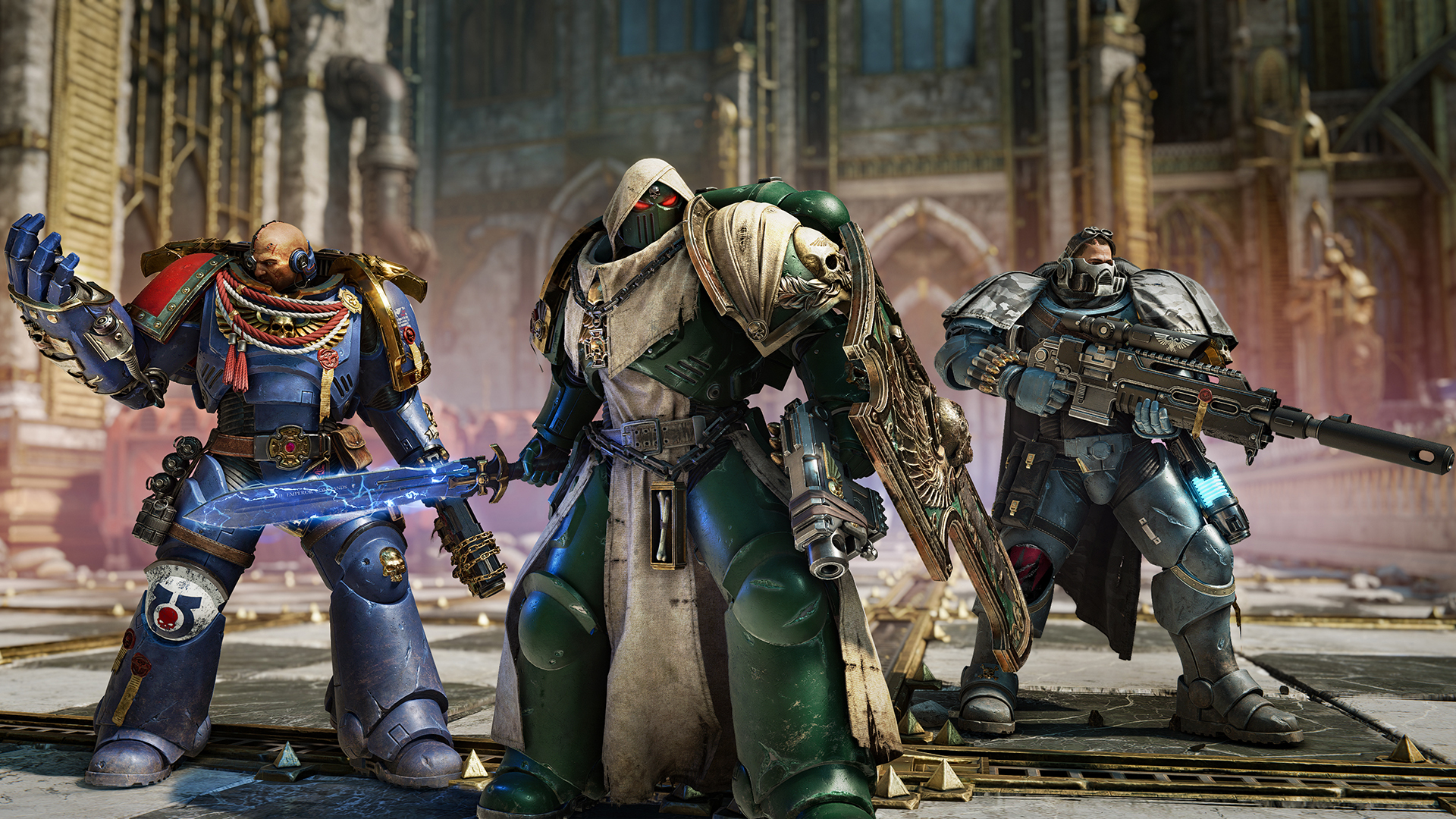 Capture d’écran de Warhammer 40,000: Space Marine 2 montrant trois guerriers en armures lourdes avançant dans un décor monumental et ravagé. Le Space Marine bleu tient une épée énergétique, le soldat en armure verte porte un bouclier et une arme à feu, tandis qu’un troisième combattant équipé d’un fusil couvre l’arrière.