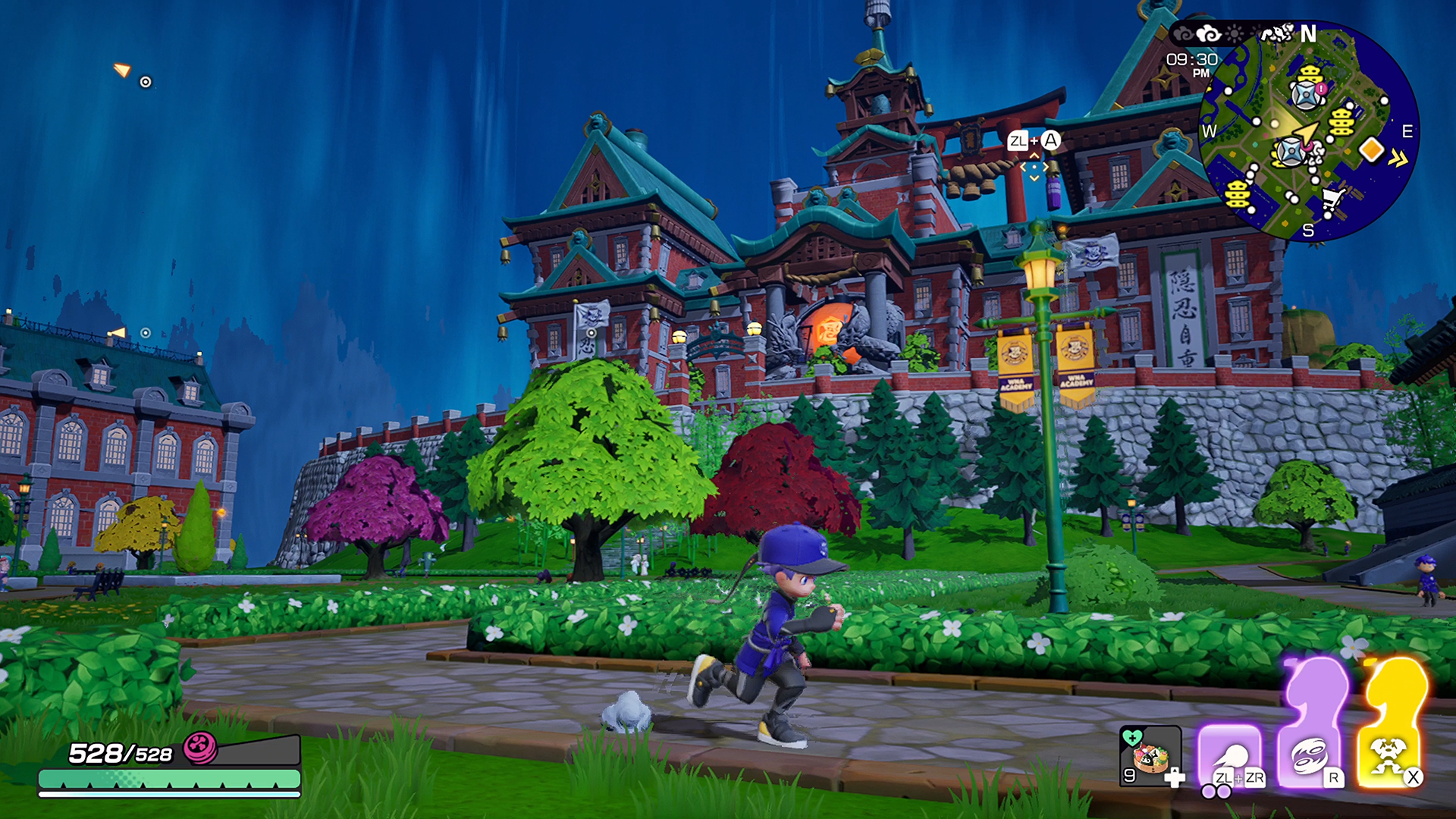 Capture d’écran de Ninjala 2: The Uncharted Planet montrant un personnage ninja courant dans un parc coloré au pied d’un grand bâtiment de style académie japonaise. L’interface affiche la mini-carte, l’heure, la barre de vie et plusieurs capacités, tandis qu’un ciel bleu aux effets lumineux donne une ambiance dynamique et fantaisiste.