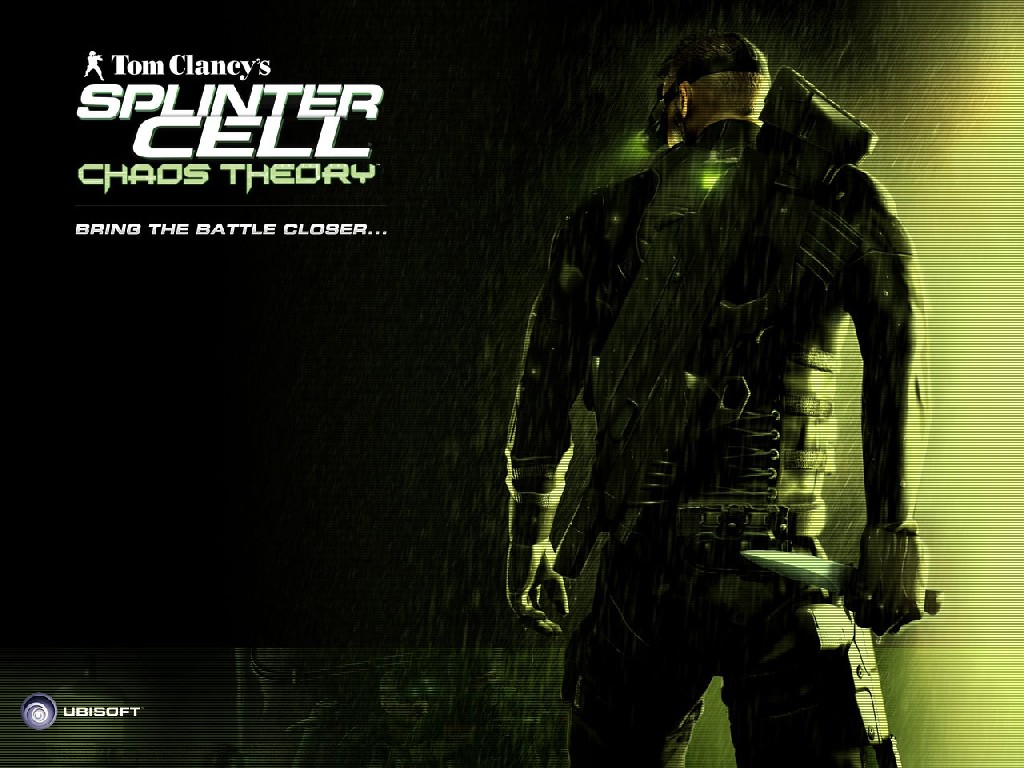 Visuel promotionnel de Tom Clancy’s Splinter Cell: Chaos Theory : Sam Fisher, agent en tenue tactique sombre et lunettes de vision nocturne aux lueurs vertes, se tient de dos avec une arme. Le slogan Bring the battle closer apparaît sous le logo du jeu, dans une ambiance noire et verdâtre.