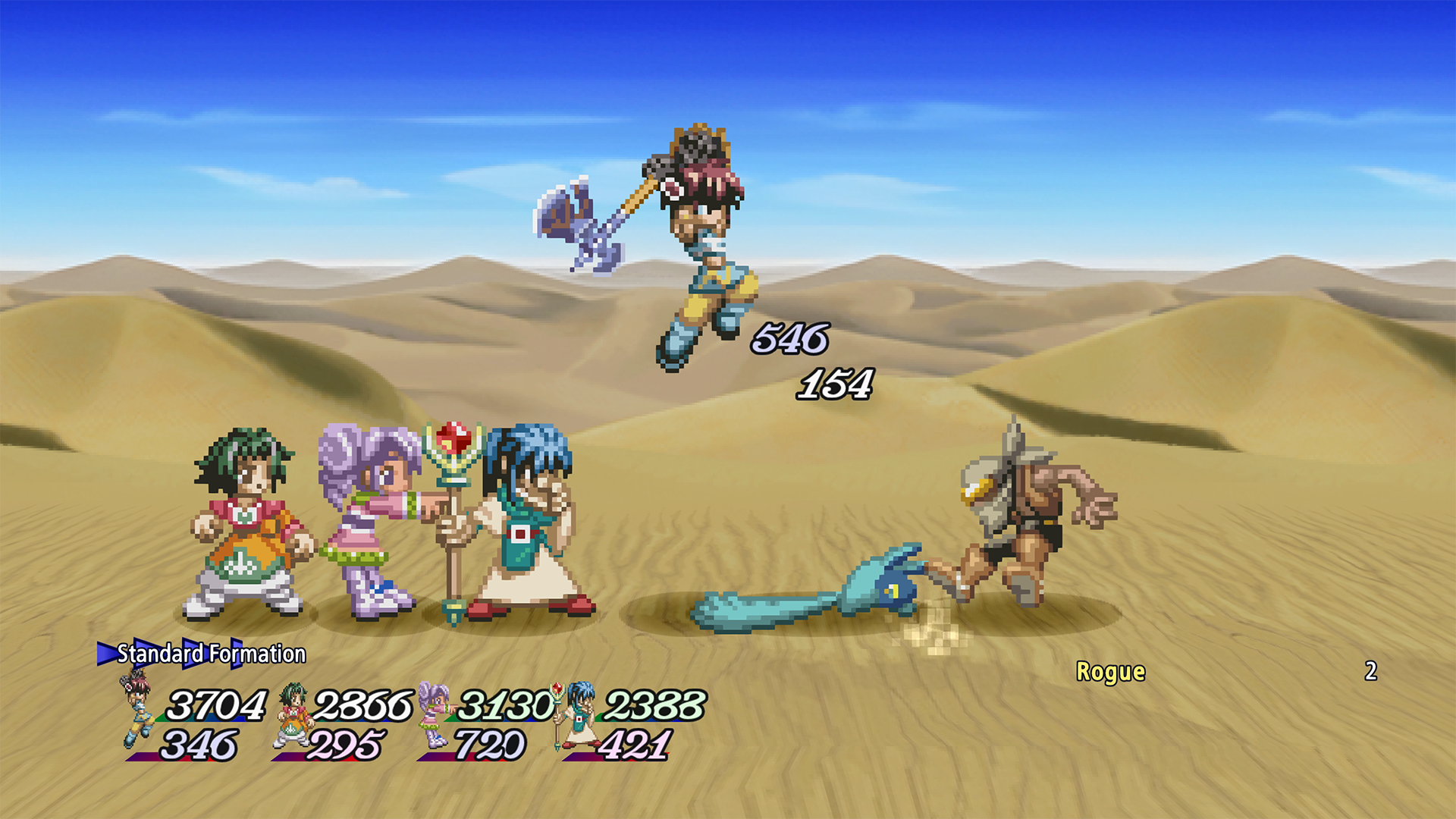 Capture d’écran de Tales of Eternia Remastered montrant un combat en pixel art dans un désert, avec quatre héros affrontant un ennemi nommé Rogue. Un personnage bondit dans les airs avec une grande hache tandis que des chiffres de dégâts apparaissent, et l’interface affiche la formation, les portraits et les points de vie du groupe.