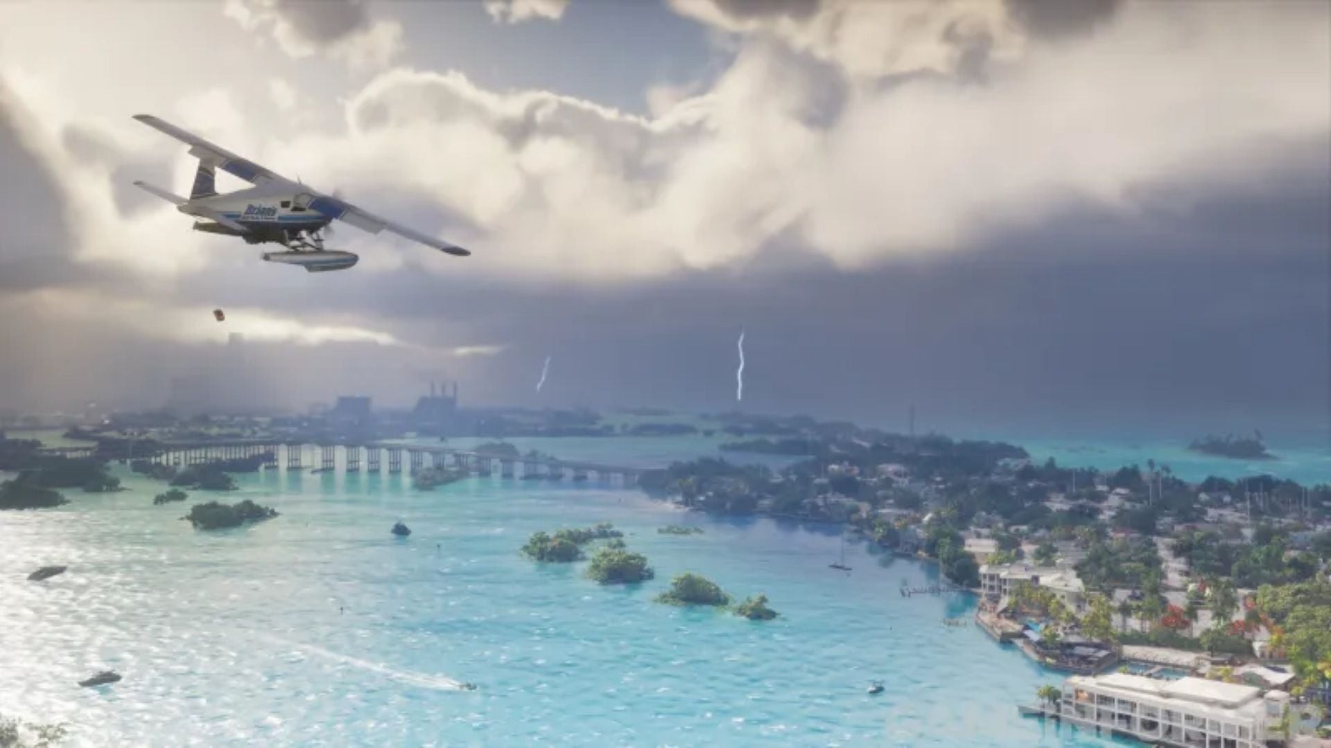 Capture de jeu montrant un hydravion survolant une baie tropicale aux eaux turquoise, parsemée d’îlots et traversée par un long pont. Au loin, des éclairs apparaissent sous d’épais nuages d’orage, tandis qu’une zone urbaine s’étend le long du littoral.