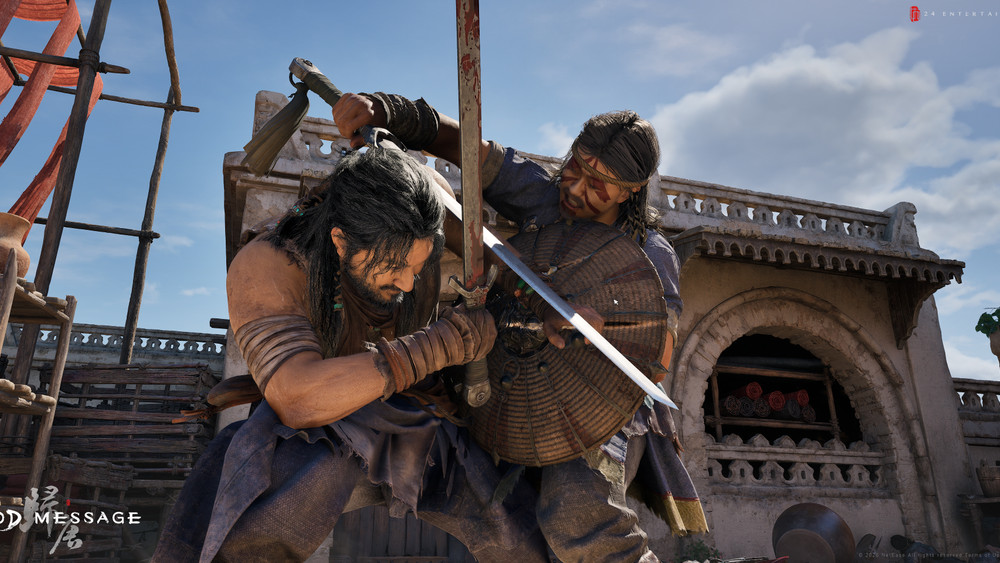 Capture de gameplay d’un jeu d’action-aventure historique montrant un duel au sabre en plein jour. Deux combattants s’affrontent au corps à corps, leurs lames croisées dans une cour bordée d’architecture traditionnelle. L’un tente de repousser l’attaque de son adversaire dans une scène dynamique mettant en avant le système de combat à l’épée.
