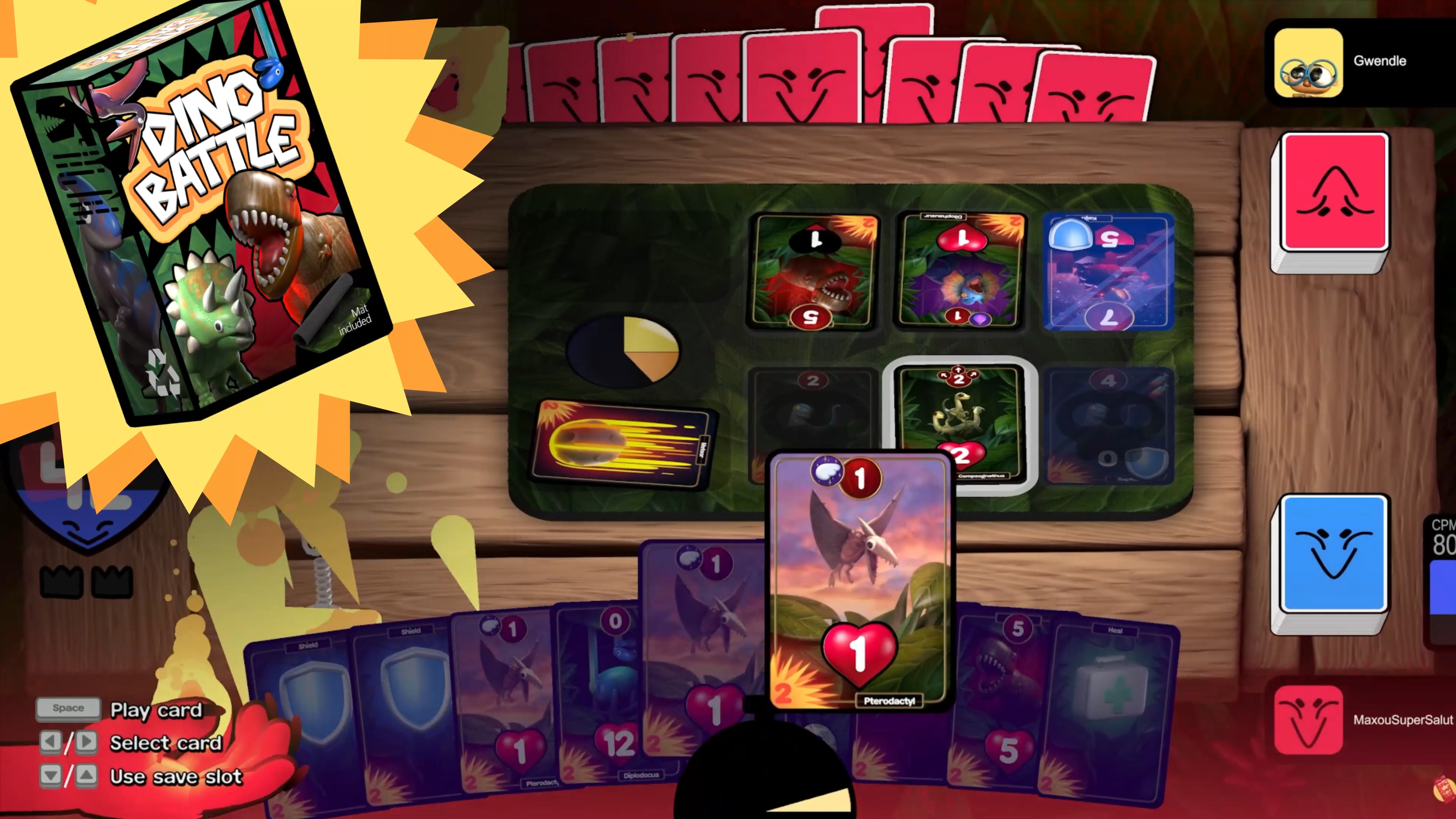 Capture d’écran du mode Dino Battle dans Cardburners, avec un plateau de jeu en bois, des cartes de dinosaures et une carte Ptérodatyle sélectionnée.