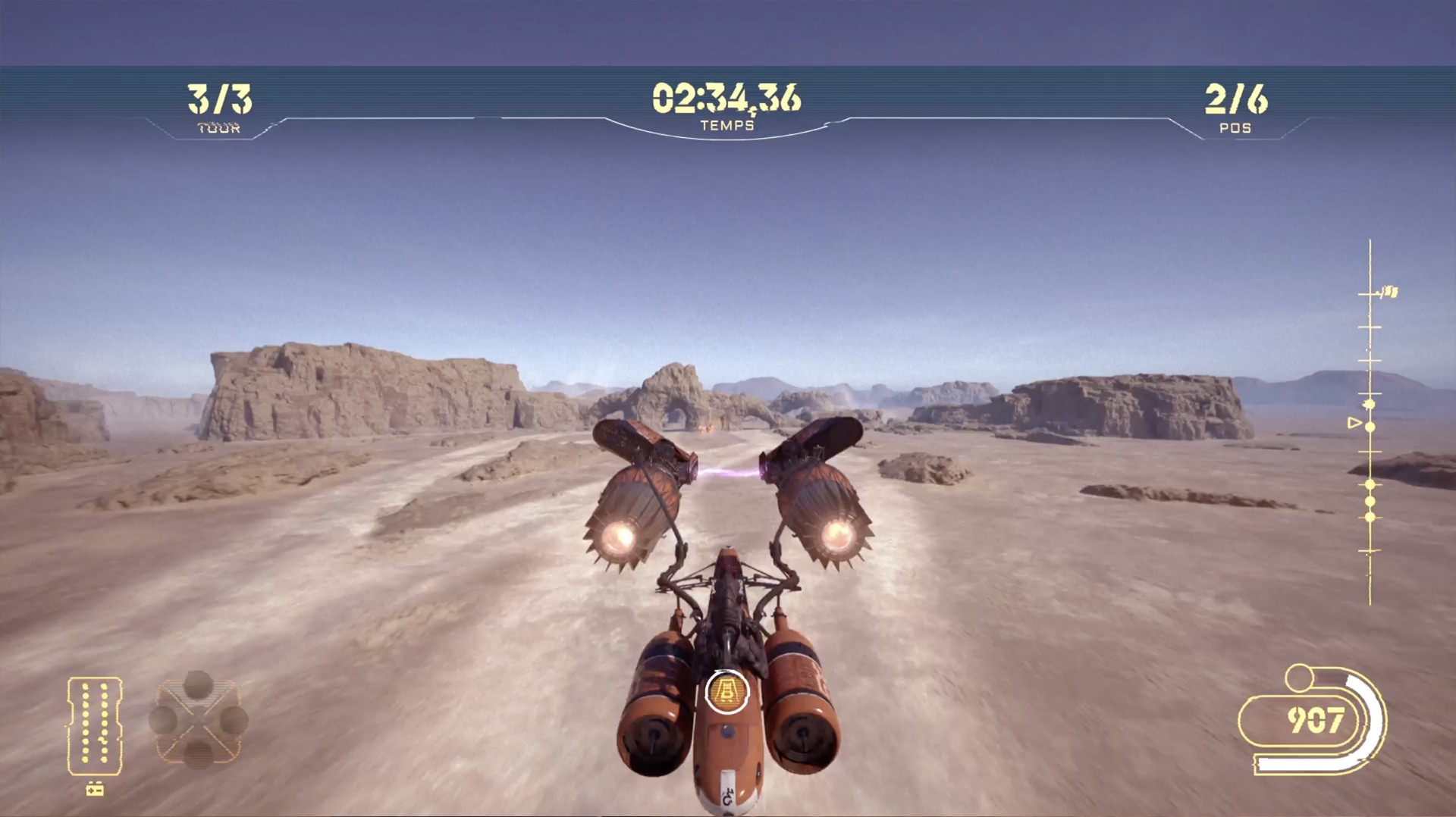 Capture d’un jeu de course futuriste : un véhicule à deux réacteurs file dans un désert rocheux. L’interface indique le 3e tour sur 3, une 2e place sur 6 concurrents et un temps de 2 min 34 s.