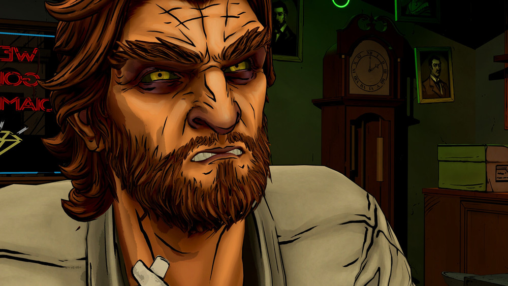 Gros plan en cel-shading sur un homme barbu au regard intense, dans un bureau sombre éclairé de vert, avec une grande horloge, des portraits encadrés et des cartons en arrière-plan.