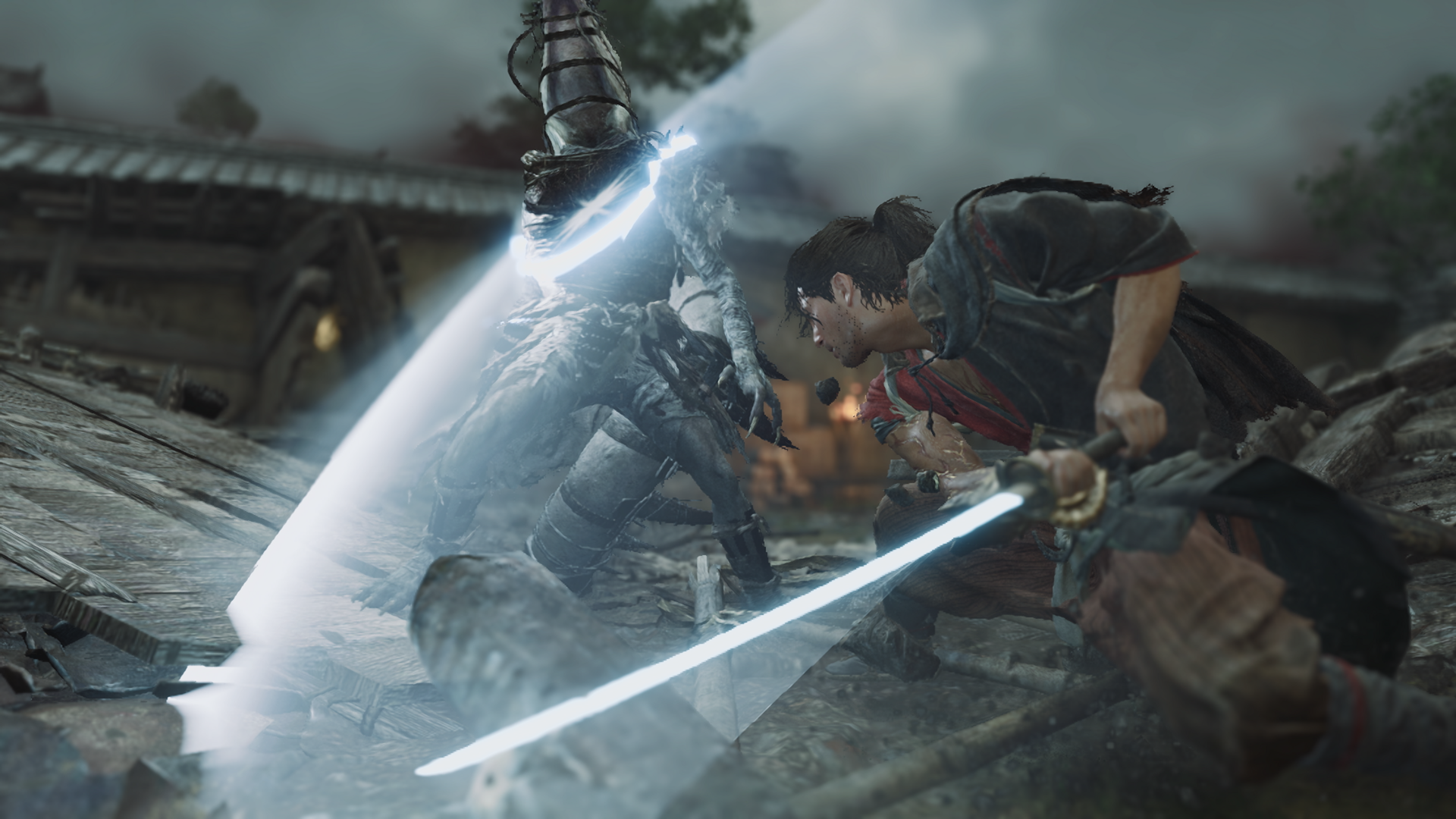 Capture d’écran de Onimusha: Way of the Sword montrant un samouraï en plein affrontement contre une créature sombre et armée. Les lames lumineuses se croisent dans une scène d’action intense, sur un terrain détruit et brumeux à l’ambiance dramatique.