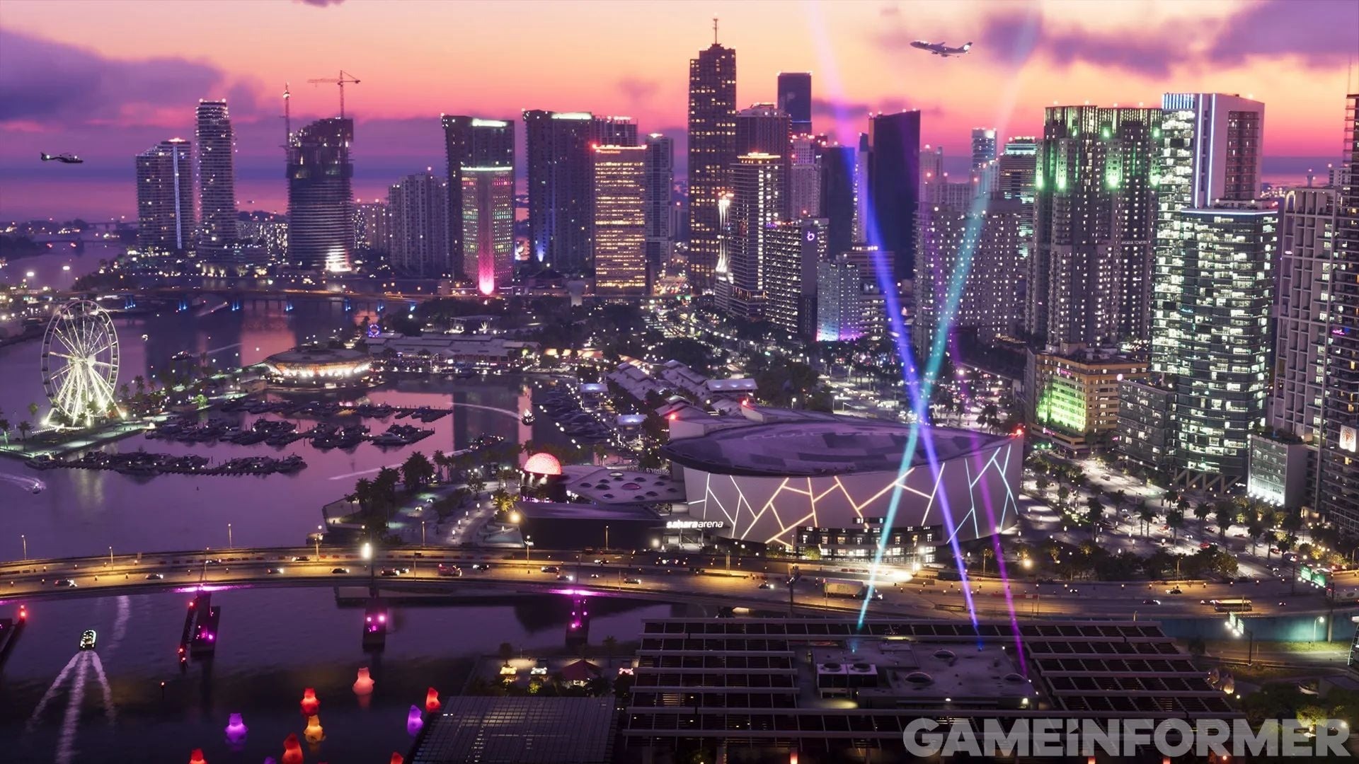 Capture de jeu montrant une grande métropole côtière illuminée au crépuscule, avec de nombreux gratte-ciel, une grande roue, une marina, des ponts et une arène. Des faisceaux lumineux colorés traversent le ciel rose et violet tandis que des avions survolent la ville.