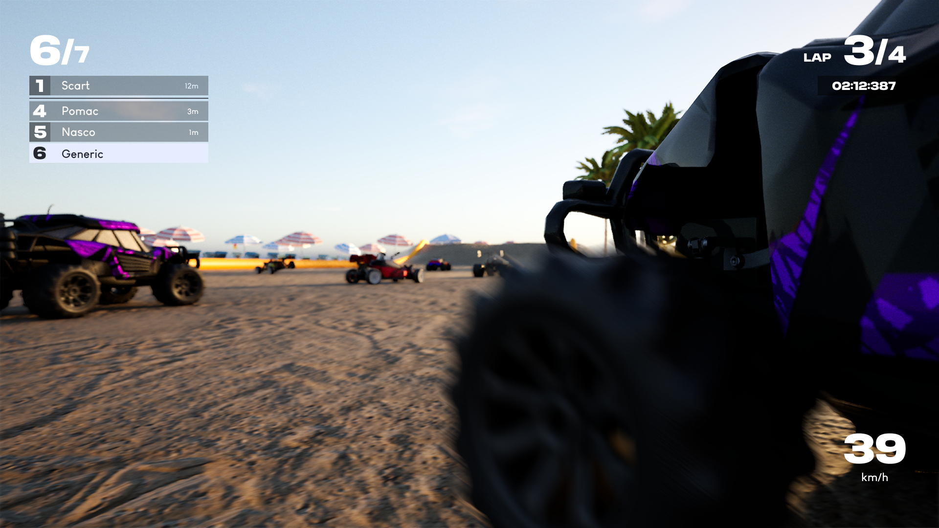 Capture d’écran d’un jeu de course arcade mettant en scène des buggys tout-terrain sur une plage ensoleillée. À droite de l’image, au premier plan, un véhicule noir décoré de motifs violets est partiellement visible, tandis qu’en arrière-plan plusieurs concurrents roulent sur le sable vers une ligne droite. Des parasols colorés alignés sur la plage et quelques palmiers se distinguent à l’horizon, accentuant l’ambiance estivale. L’interface utilisateur indique la position actuelle du joueur, 6ᵉ sur 7, avec les noms et écarts des adversaires : Scart en première place, suivi de Pomac et Nasco. En haut à droite, l’affichage précise que la course en est au 3ᵉ tour sur 4, avec un temps total de 2 minutes et 12 secondes. En bas à droite, la vitesse actuelle est de 39 km/h, montrant que le buggy du joueur avance à allure modérée. L’ensemble transmet une atmosphère compétitive et fun, typique des jeux de courses multijoueur en environnement balnéaire.