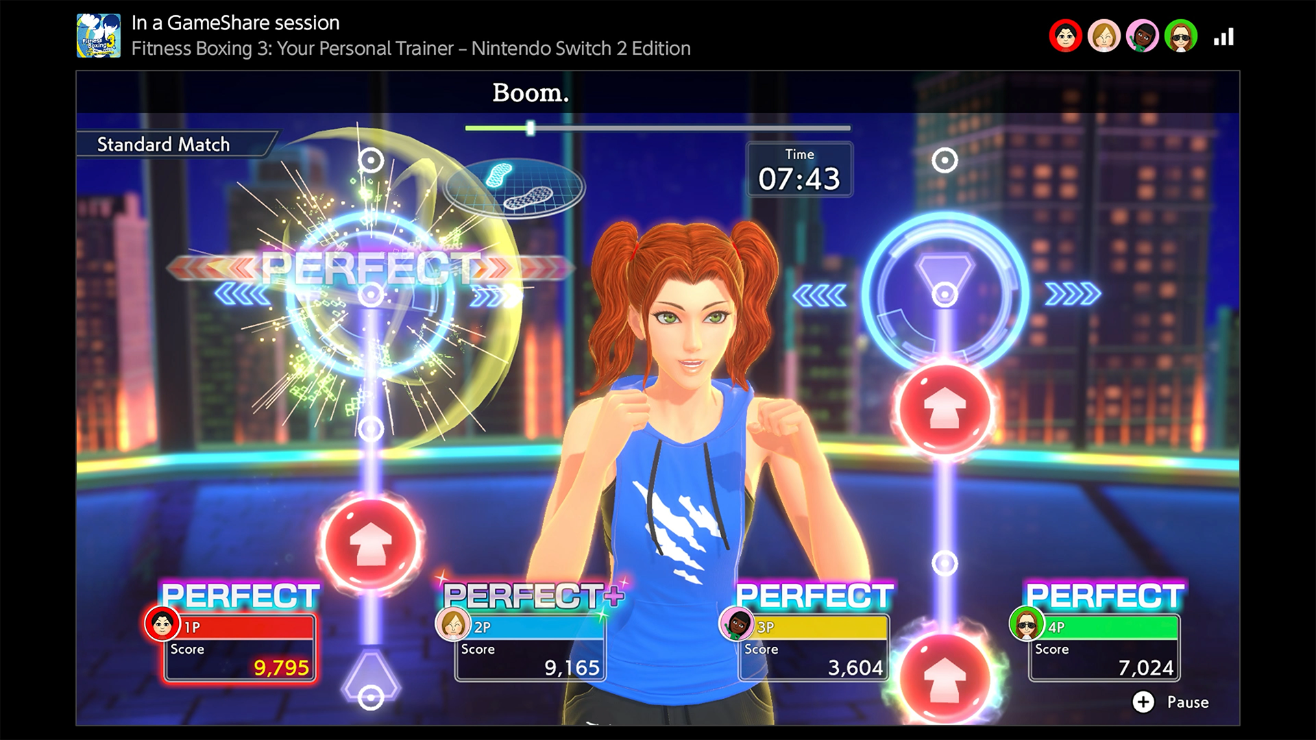 Capture d’écran de Fitness Boxing 3: Your Personal Trainer en session GameShare, montrant une coach aux cheveux roux en position de boxe devant une ville de nuit. L’interface affiche des indications de rythme, plusieurs mentions « Perfect », le temps restant et les scores de quatre joueurs dans une ambiance sportive et colorée.