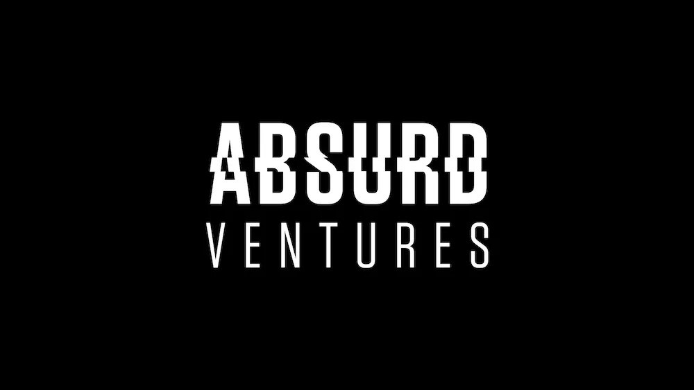 Logo blanc d’Absurd Ventures sur fond noir, avec le mot Absurd traversé par un effet de décalage horizontal et Ventures inscrit en dessous.