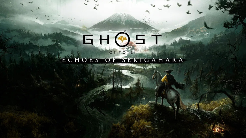 Visuel de Ghost of Yōtei: Echoes of Sekigahara montrant un cavalier solitaire surplombant une vaste vallée boisée et brumeuse, avec une rivière sinueuse et une montagne enneigée à l’horizon. Des nuées d’oiseaux traversent le ciel tandis que le titre apparaît au centre.